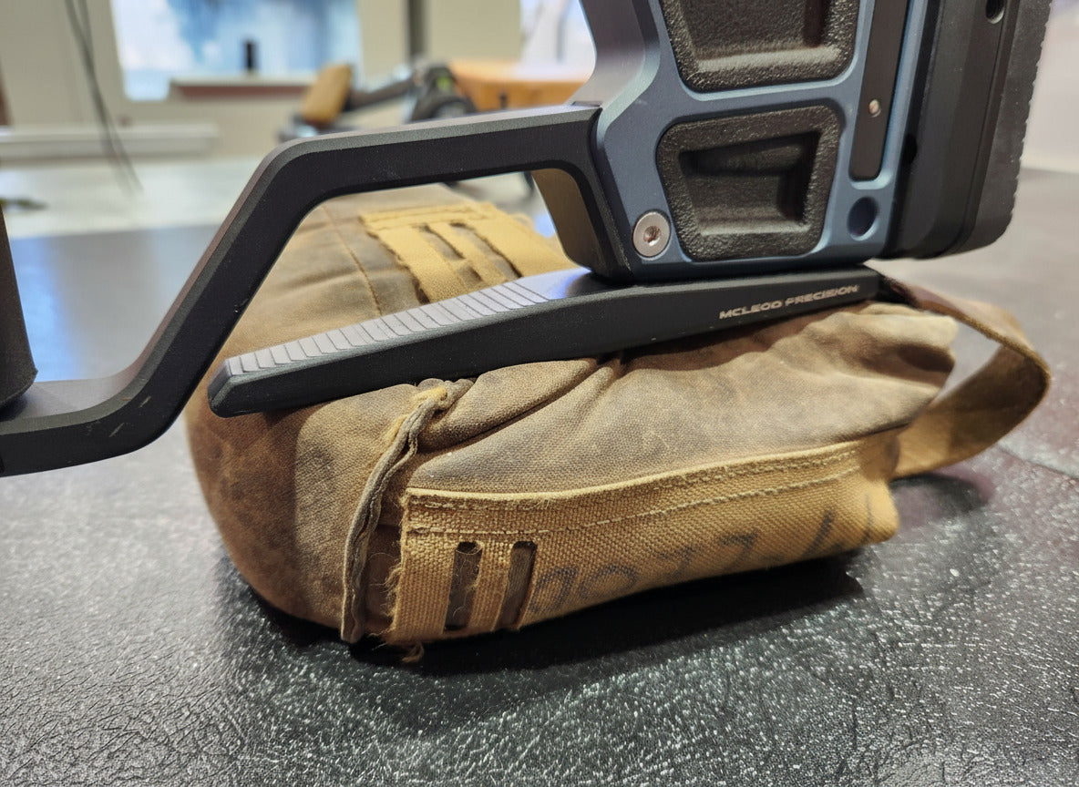 Bag rider on chassis sitting on bag
